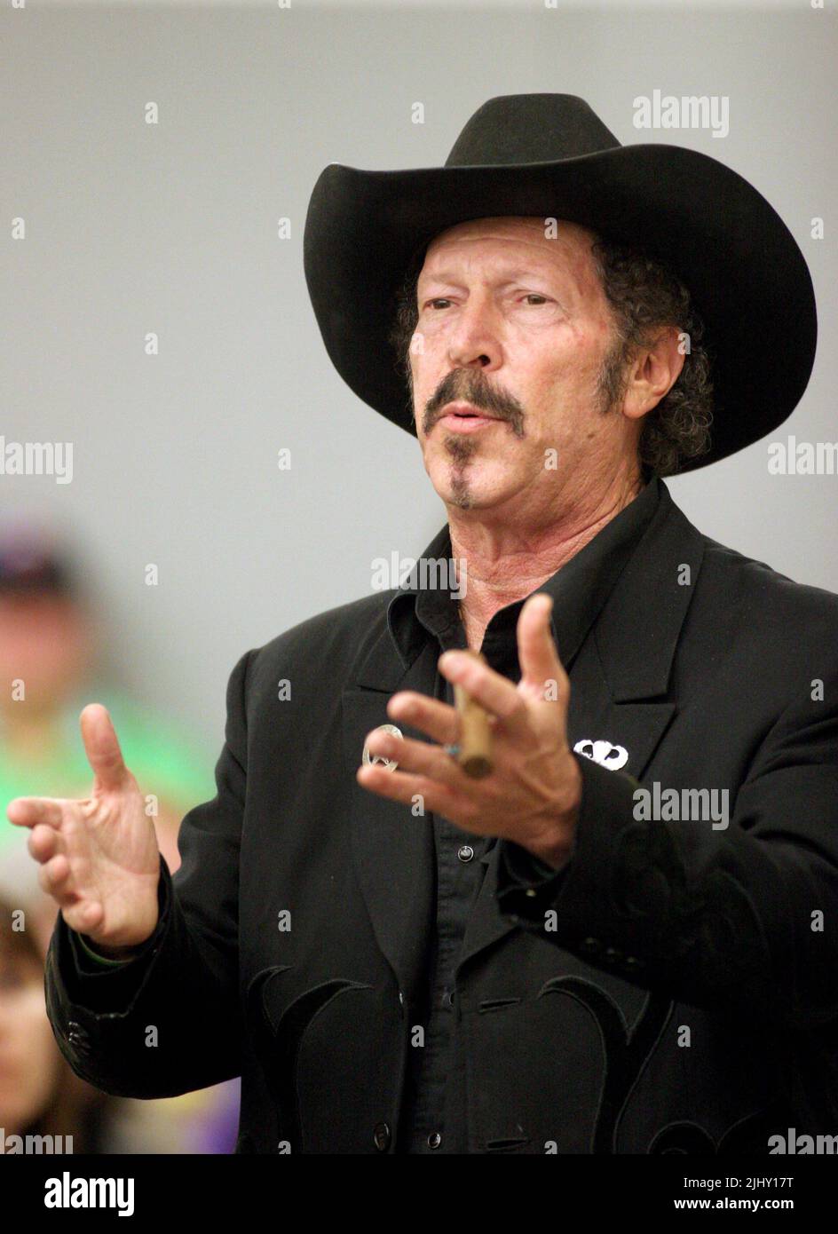 Kinky Friedman campaigns for governor of Texas on Thursday, Nov. 2, 2006 at Smith Entrepreneur Hall on the Texas Christian University campus in Fort Worth, Tarrant County, TX, USA. Friedman, 62, is a singer, songwriter, author and humorist who is one of two independent gubernatorial candidates hoping to unseat incumbent Republican Gov. Rick Perry to become the Lonestar State's first independent governor since Sam Houston in 1859. (Apex MediaWire Photo by Timothy J. Jones) Stock Photo