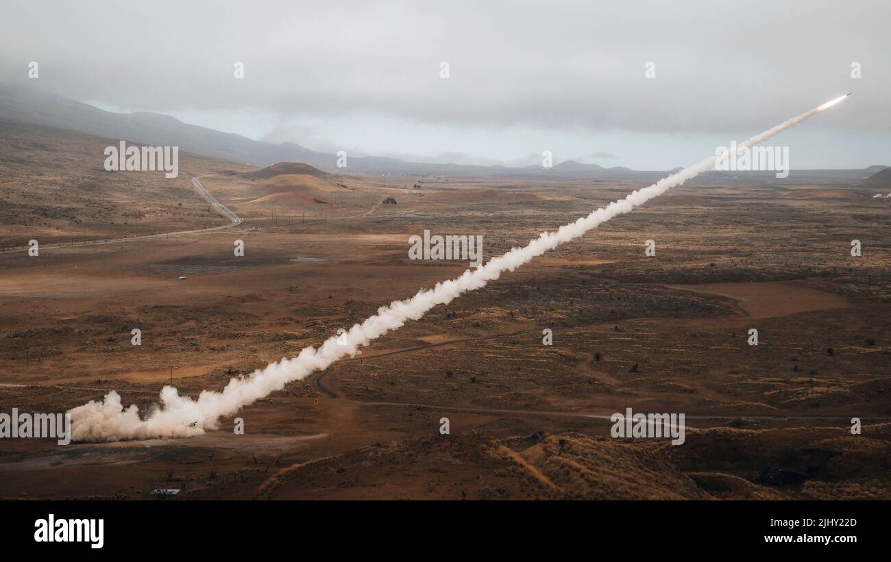 Pohakuloa Training Area, United States. 21 May, 2018. U.S. Marines with the 5th Battalion, 11th Marines, 1st Marine Division, fire a M142 High-Mobility Artillery Rocket System known as a HIMARS during Rim of the Pacific 2022 at the Pohakuloa Training Area, May 21, 2018 in Mauna Loa, Hilo, Hawaii. Credit: Cpl. Patrick King/US Marines Photo/Alamy Live News Stock Photo