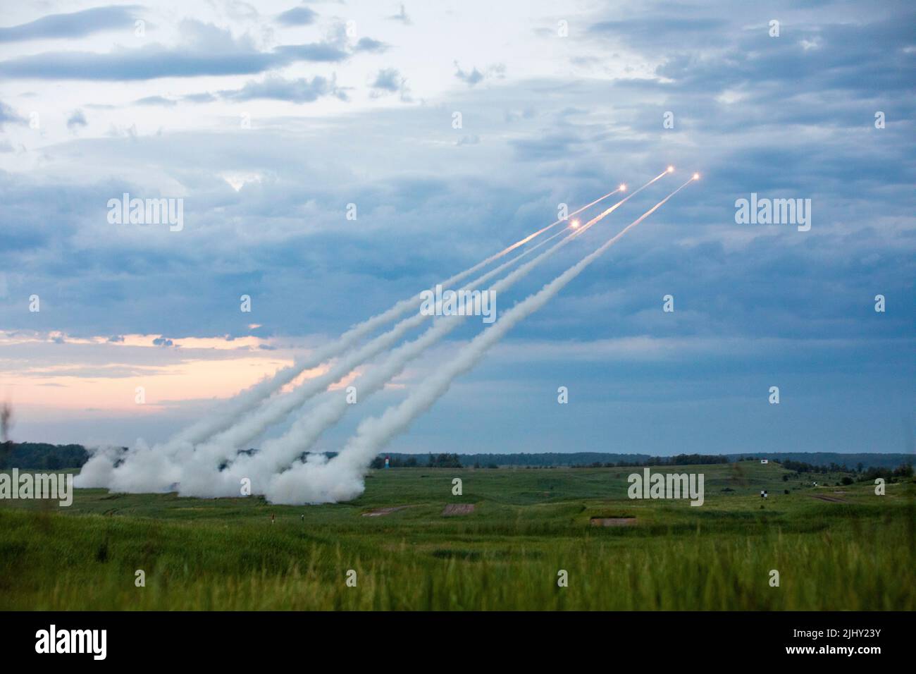 Fort Ripley, United States. 19 July, 2022. U.S. Army National Guard soldiers with the 1-147th Field Artillery Regiment, launch rockets from a M270A1 Multiple Launch Rocket System during a live-fire training exercise at Camp Ripley, July 19, 2022 in Fort Ripley, Minnesota. Credit: Spc. Elizabeth Hackbarth/US Marines Photo/Alamy Live News Stock Photo