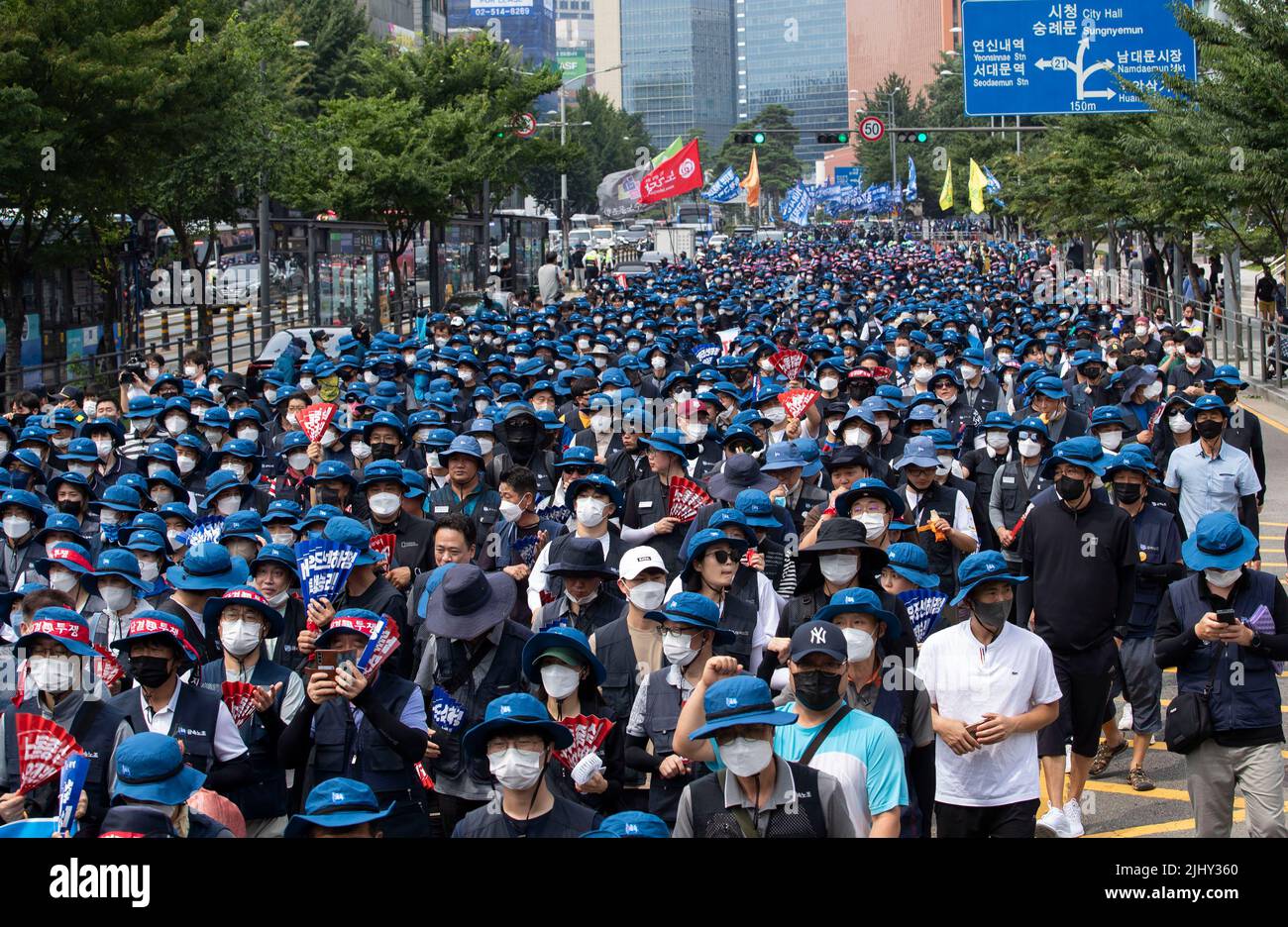 Seoul, South Korea. 20th July, 2022. About ten thousand Korean Metal Worker's Union members attend with shout slogan during a march against the South Korean government work polish at downtown in Seoul, South Korea in July 20, 2022. Striking subcontract workers at Daewoo Shipbuilding and Marine Engineering Co. (DSME) have narrowed differences in wage negotiations with the management, raising the possibility of a deal to end the weekslong walkout, sources said Wednesday. (Photo by Lee Young-ho/Sipa USA) Credit: Sipa USA/Alamy Live News Stock Photo