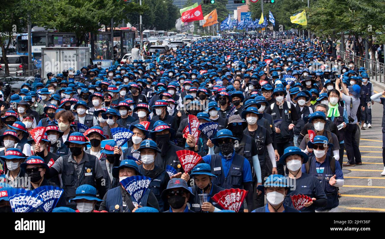 Seoul, South Korea. 20th July, 2022. About ten thousand Korean Metal Worker's Union members attend with shout slogan during a march against the South Korean government work polish at downtown in Seoul, South Korea in July 20, 2022. Striking subcontract workers at Daewoo Shipbuilding and Marine Engineering Co. (DSME) have narrowed differences in wage negotiations with the management, raising the possibility of a deal to end the weekslong walkout, sources said Wednesday. (Photo by Lee Young-ho/Sipa USA) Credit: Sipa USA/Alamy Live News Stock Photo