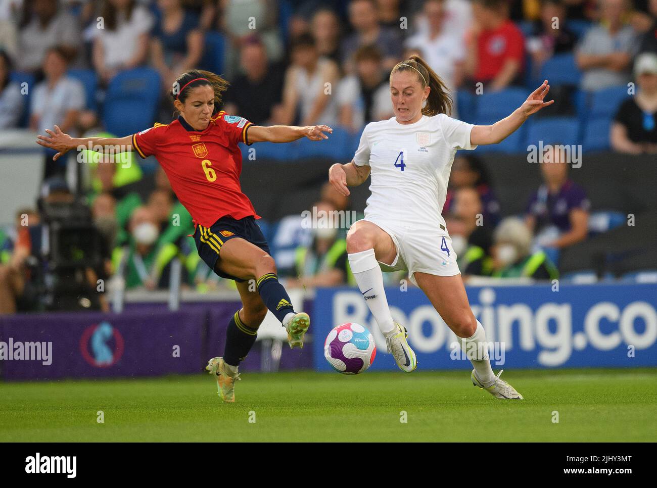 20 Jul 2022 - England v Spain - UEFA Women's Euro 2022 - Quarter Final - Brighton & Hove Community Stadium  England's Keira Walsh and Spain's Altana Bonmati during the match against Spain.  Picture Credit : © Mark Pain / Alamy Live News Stock Photo