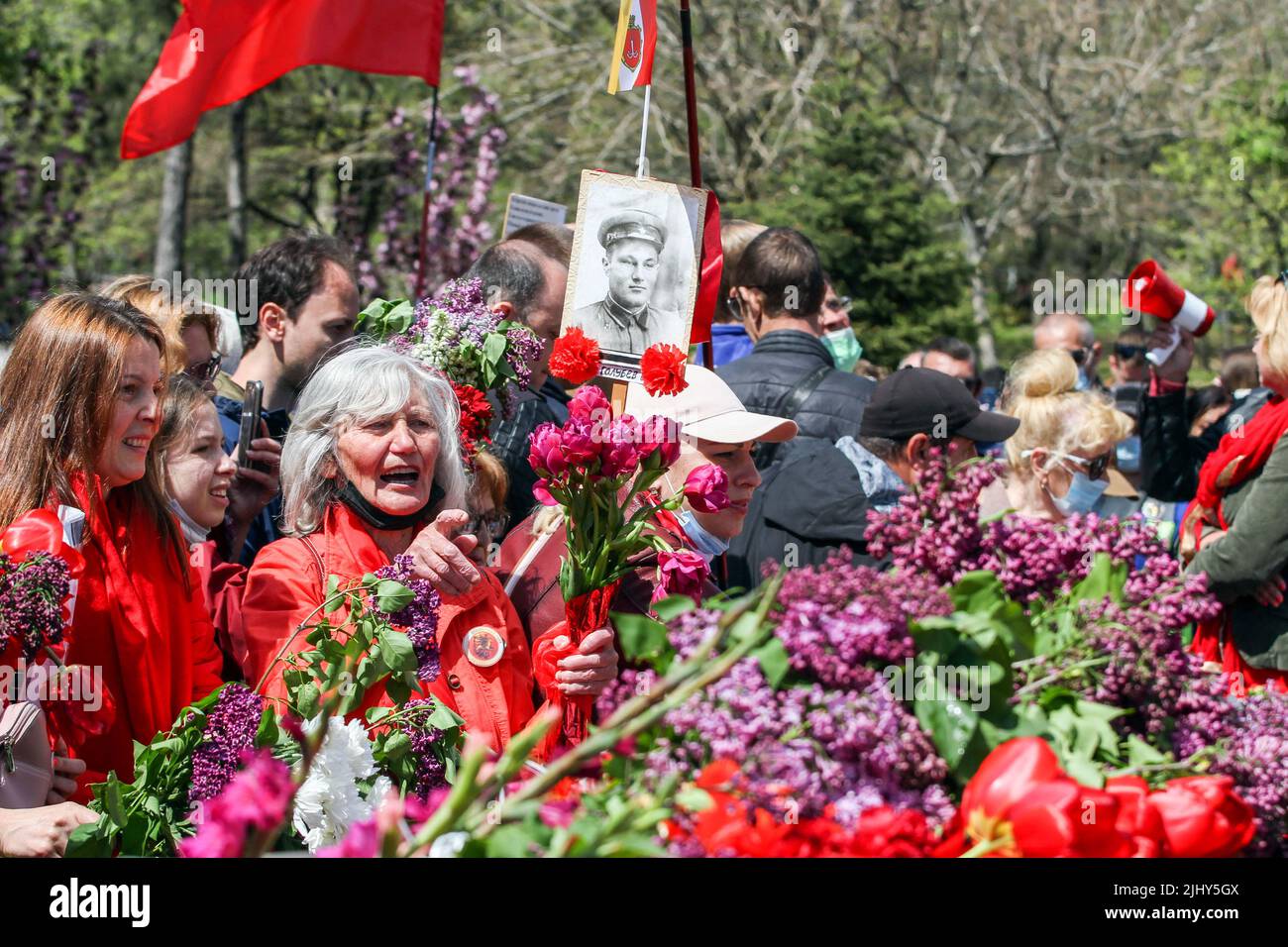 Odessa, Ukraine. 09th May, 2021. Participants of the 'Immortal Regiment' are seen carrying flowers, red flags and portraits of their relatives who fought in the Second World War. On May 9, 2021, Ukraine celebrated the 76th anniversary of the victory over Nazism in World War II; people honored the memory of the dead by laying flowers at the monument to the Unknown Sailor on the Walk of Fame in the park. T.G. Shevchenko. Credit: SOPA Images Limited/Alamy Live News Stock Photo