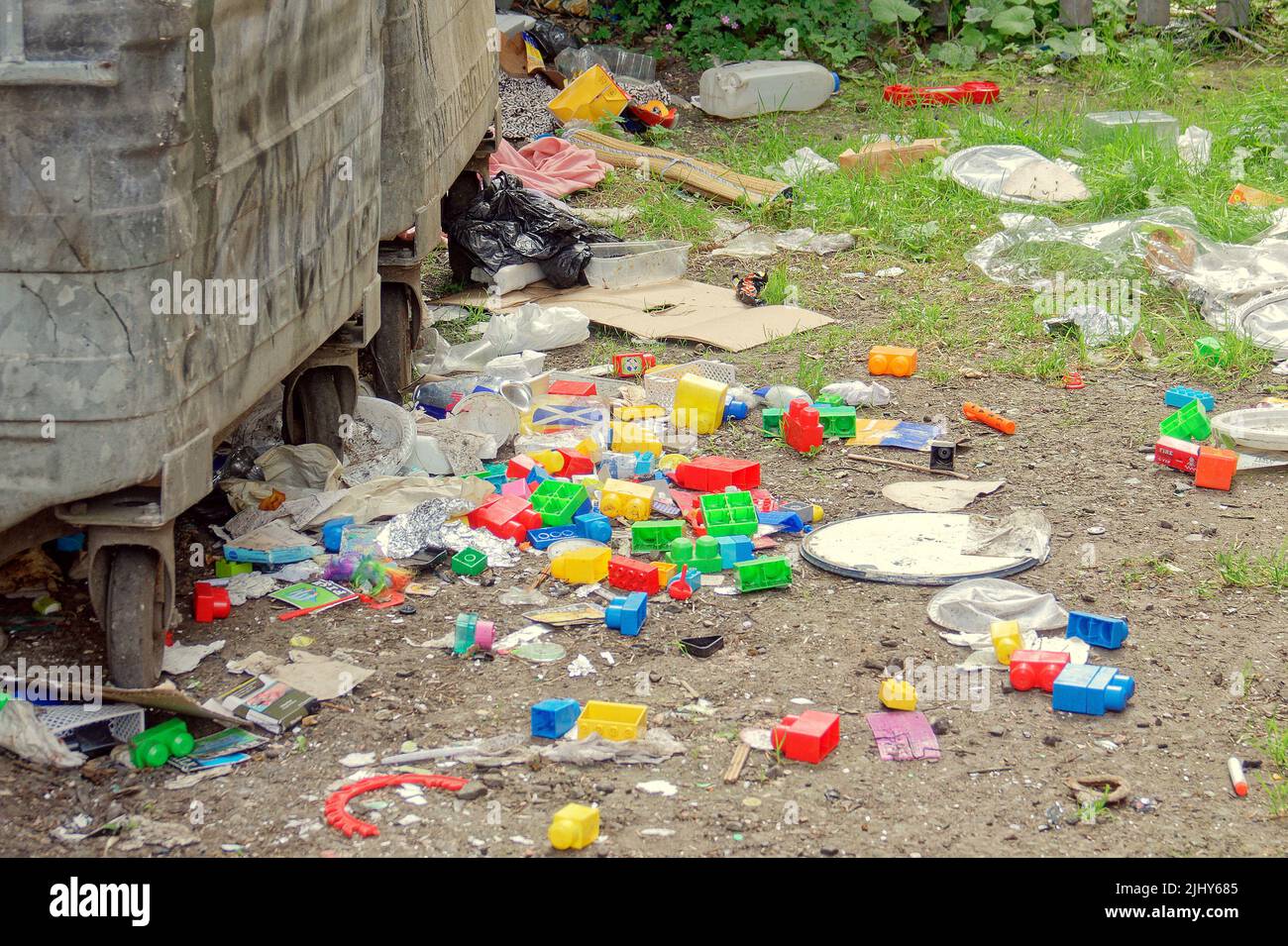 Glasgow, Scotland, UK 21st July, 2022. Dirtiest city in the uk  according to Time Out  pole of its readers the city is the third dirtiest in the world behind new york and rome. With a huge rat problem the districts of finneston and govanhill are full of restaurants ans fast food that results in cat size rats. Local peasants litter daily as learning from their parents that it provides work for people to clear it up..  Credit Gerard Ferry/Alamy Live News Stock Photo