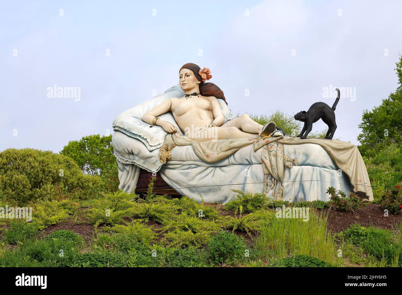 Confrontational Vulnerability, styrofoam sculpture; by Seward Johnson; 2011, nude woman reclining, black cat, large, Grounds for Sculpture; Seward Joh Stock Photo