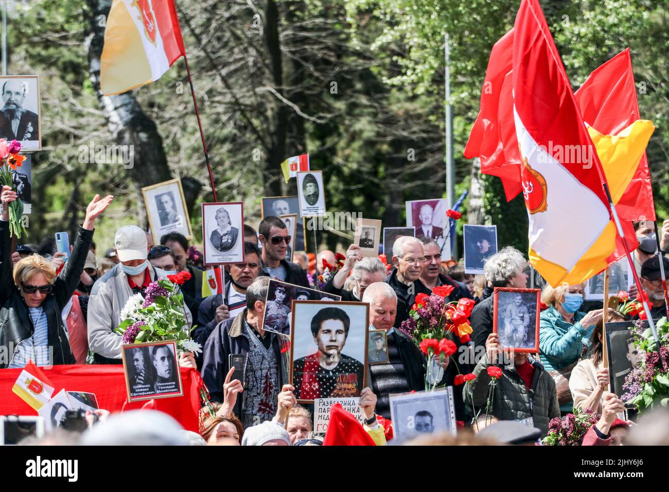 Odessa, Ukraine. 09th May, 2021. Participants of the 'Immortal Regiment' are seen carrying flowers, red flags and portraits of their relatives who fought in the Second World War. On May 9, 2021, Ukraine celebrated the 76th anniversary of the victory over Nazism in World War II; people honored the memory of the dead by laying flowers at the monument to the Unknown Sailor on the Walk of Fame in the park. T.G. Shevchenko. (Photo by Viacheslav Onyshchenko/SOPA Images/Sipa USA) Credit: Sipa USA/Alamy Live News Stock Photo