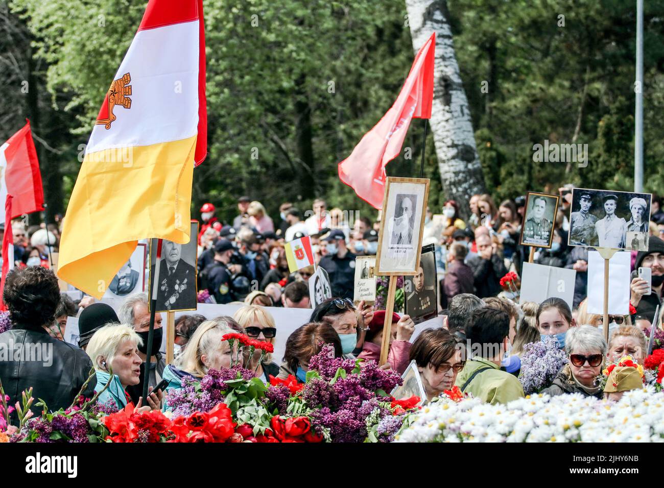 Odessa, Ukraine. 09th May, 2021. Participants of the 'Immortal Regiment' are seen carrying flowers, red flags and portraits of their relatives who fought in the Second World War. On May 9, 2021, Ukraine celebrated the 76th anniversary of the victory over Nazism in World War II; people honored the memory of the dead by laying flowers at the monument to the Unknown Sailor on the Walk of Fame in the park. T.G. Shevchenko. (Photo by Viacheslav Onyshchenko/SOPA Images/Sipa USA) Credit: Sipa USA/Alamy Live News Stock Photo
