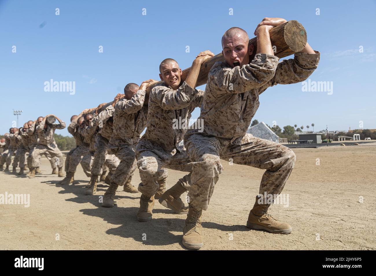 San Diego, United States. 18 July, 2022. U.S. Marines recruits with Golf Company, 2nd Recruit Training Battalion, squat as a team during log drills with a a 250 pound tree log during basic training at Marine Corps Recruit Depot San Diego, July 18, 2022 in San Diego, California.  Credit: Cpl. Tyler W. Abbott/U.S. Marines/Alamy Live News Stock Photo
