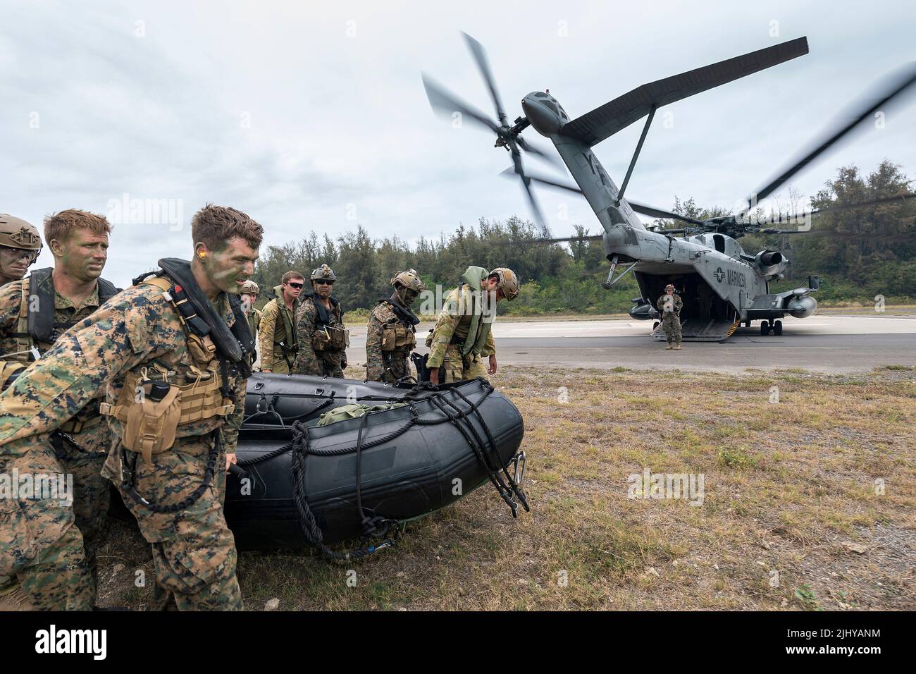 Waimanalo, United States. 18 July, 2022. U.S. Marines and Australian Army soldiers carry a combat rubber raiding craft onto a U.S. Marine Corps CH-53E Super Stallion helicopter to conduct helicopter casting and amphibious operations, during the Rim of the Pacific exercises at Bellows Beach July 18, 2022 in Bellows Air Force Station, Hawaii. Credit: Cpl. Dillon Anderson/U.S. Navy/Alamy Live News Stock Photo