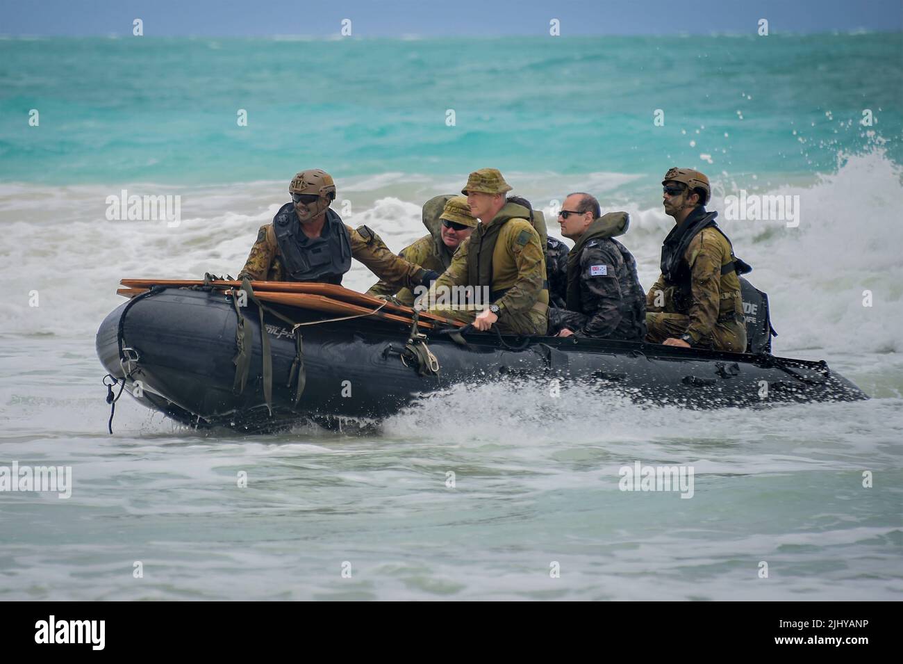 Waimanalo, United States. 18 July, 2022. Australian Army soldiers come to shore in a rubber raiding raft during amphibious operations training with the U.S. Marine Corps as part of the Rim of the Pacific exercises at Bellows Beach July 18, 2022 in Bellows Air Force Station, Hawaii. Credit: MCS Leon Vonguyen/U.S. Navy/Alamy Live News Stock Photo