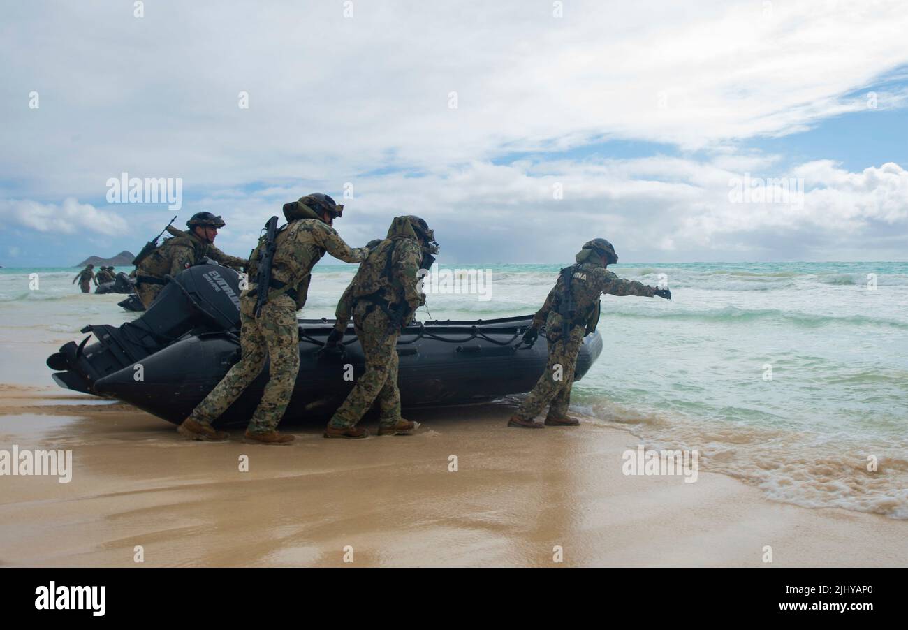 Waimanalo, United States. 20 July, 2022. Mexican Naval Infantry carry rubber raiding rafts into the ocean during amphibious operations training with the U.S. Marine Corps, part of the Rim of the Pacific exercises at Bellows Beach July 20, 2022 in Bellows Air Force Station, Hawaii. Credit: MC2 Aiko Bongolan/U.S. Navy/Alamy Live News Stock Photo