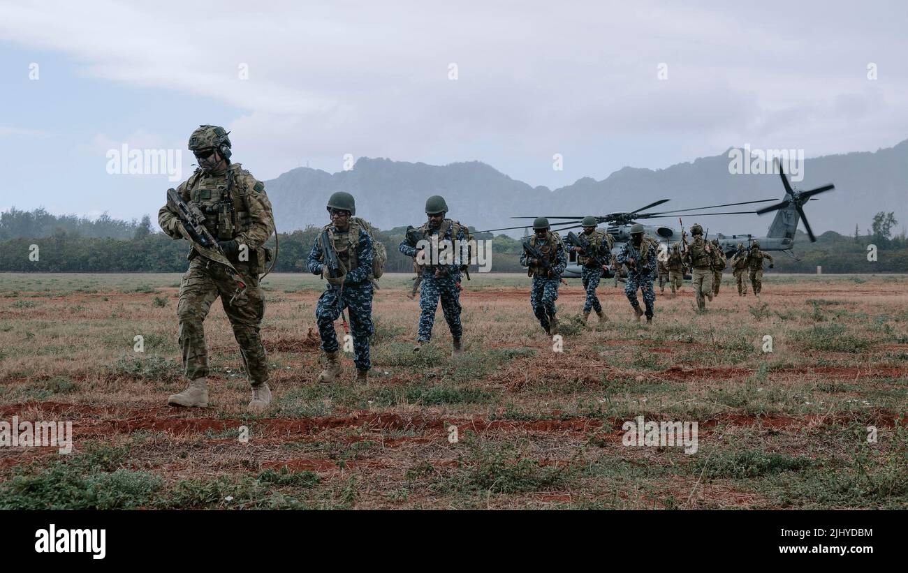 Waimanalo, United States. 16 July, 2022. Soldiers with the Australian army and Sri Lanka Navy marines conduct an air assault during multinational Military Operations as part of the Rim of the Pacific exercises, July 16, 2022 in Bellows Air Force Station, Hawaii. Credit: Cpl. Djalma Vuong-De Ramos/U.S. Navy/Alamy Live News Stock Photo