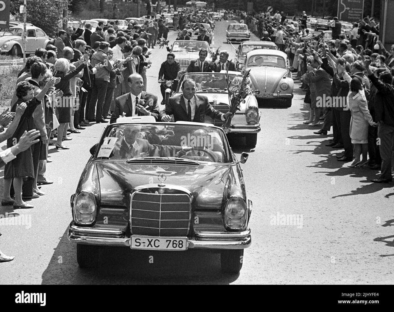 FILED - 31 July 1966, Hessen, Frankfurt am Main: The German national soccer team is received as vice world champions after the World Cup in England. the then national coach Helmut Schön (l) and striker Uwe Seeler sit in a motorcade in a Mercedes Benz. (b/w only) Seeler died Thursday (July 21, 2022) at the age of 85, his former club Hamburger SV confirmed, citing Seeler's family. Photo: dpa/dpa Stock Photo