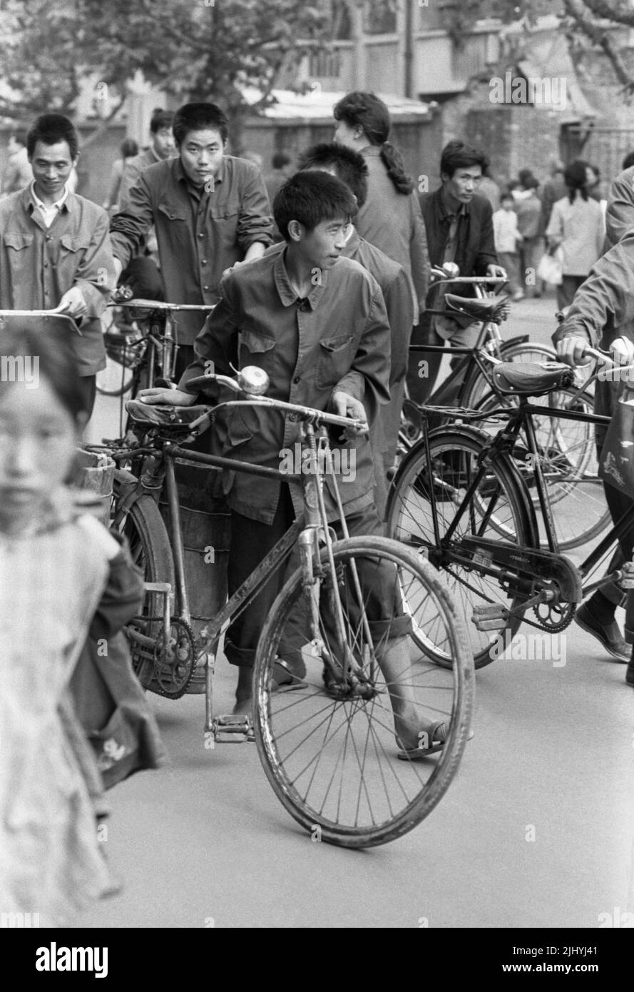 CHINA XIAN cyclist in traffic Stock Photo