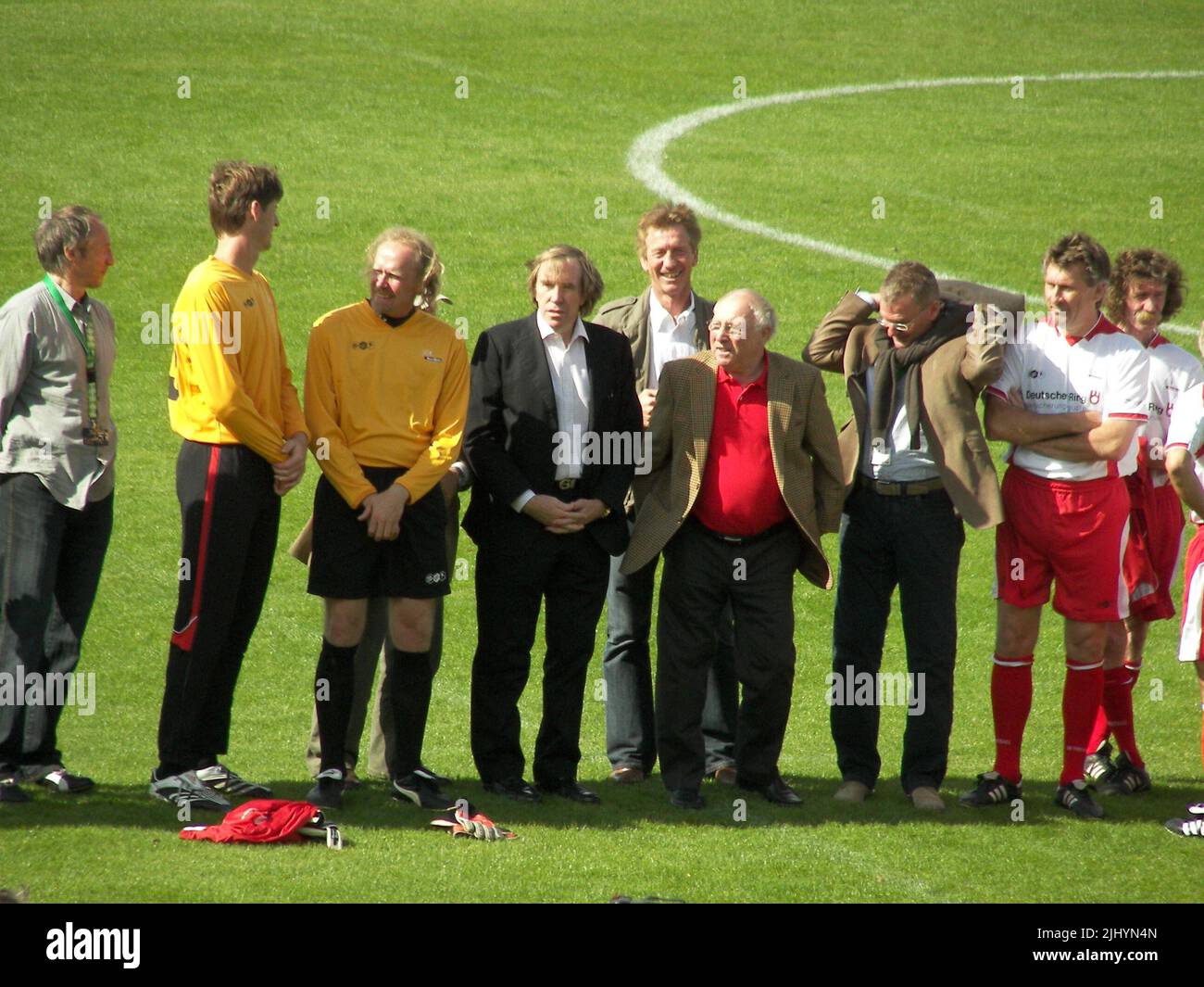 Uwe Seeler beim Tag der (Fußball-)Legenden im Millerntor-Stadion 2007 Links neben Uwe Seeler steht die Legende Günter Netzer. Stock Photo