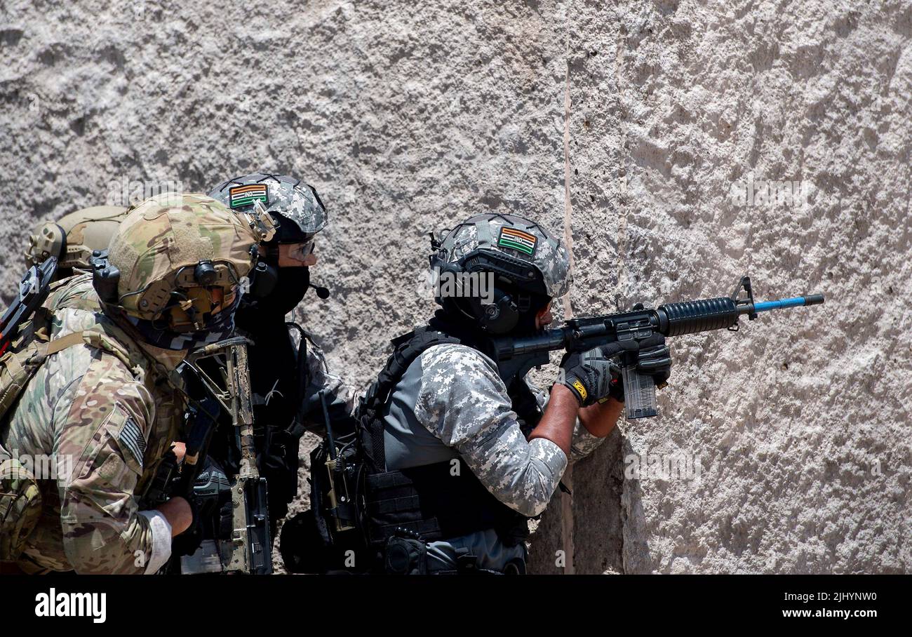 U.S. Army and Indian Marine Commandos Special Operations Forces prepare to secure a compound during a simulated urban terrain warfare exercise during the Rim of the Pacific exercises at Marine Corps Base Hawaii, July 11, 2022 in Kaneohe Bay, Hawaii. Stock Photo