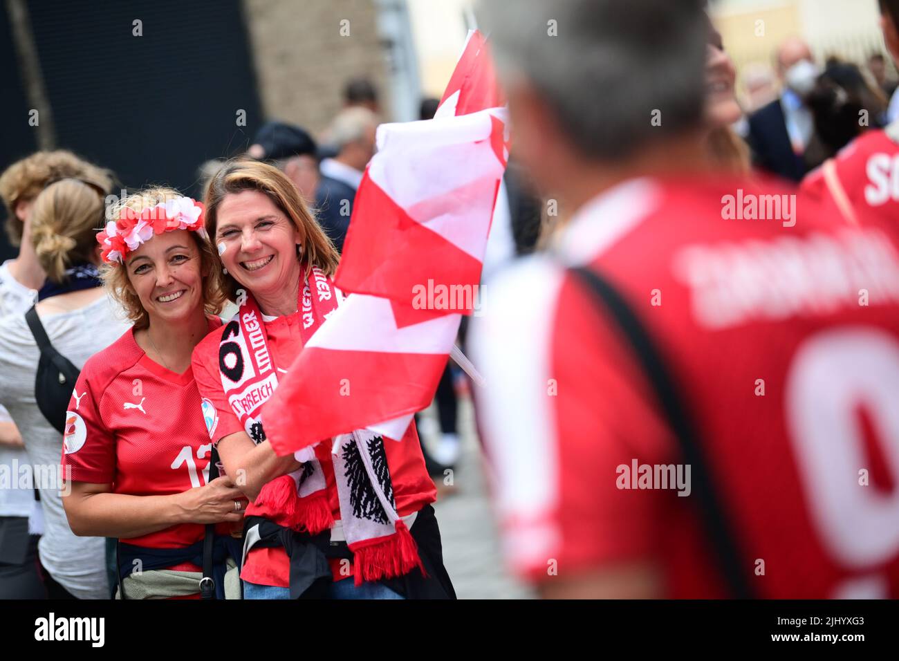 London, UK. 21st July, 2022. Soccer, women: European Championship 2022, Germany - Austria, final round, quarterfinal at Brentford Community Stadium in London: Austrian fans outside the stadium. Credit: Sebastian Gollnow/dpa/Alamy Live News Stock Photo