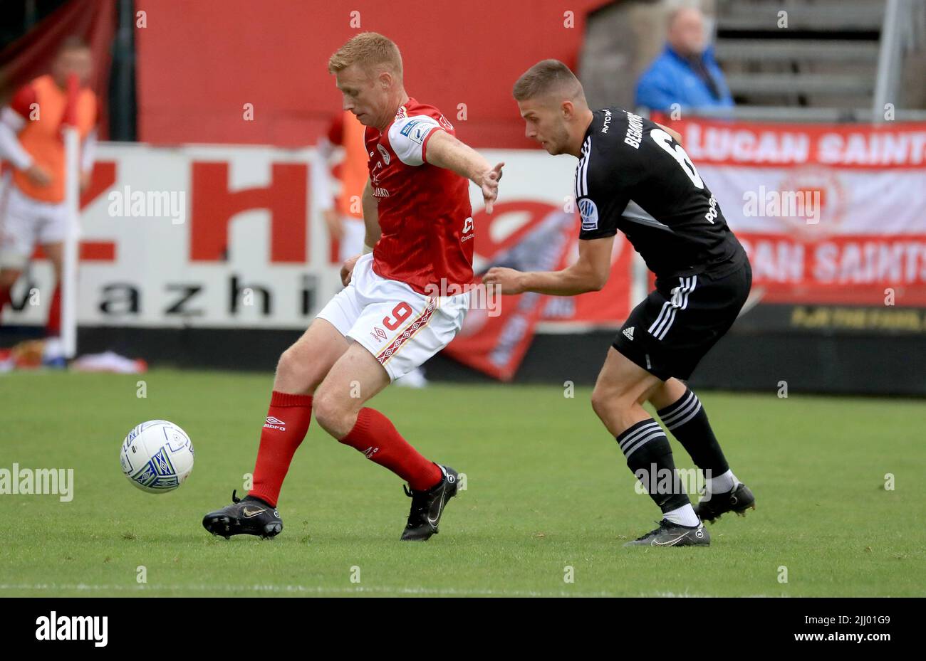 St Patrick's Athletic's Eoin Doyle and Mura's Amar Beganovic battle for the ball during the UEFA Europa Conference League second qualifying round first leg match at Richmond Park, Dublin. Picture date: Thursday July 21, 2022. Stock Photo