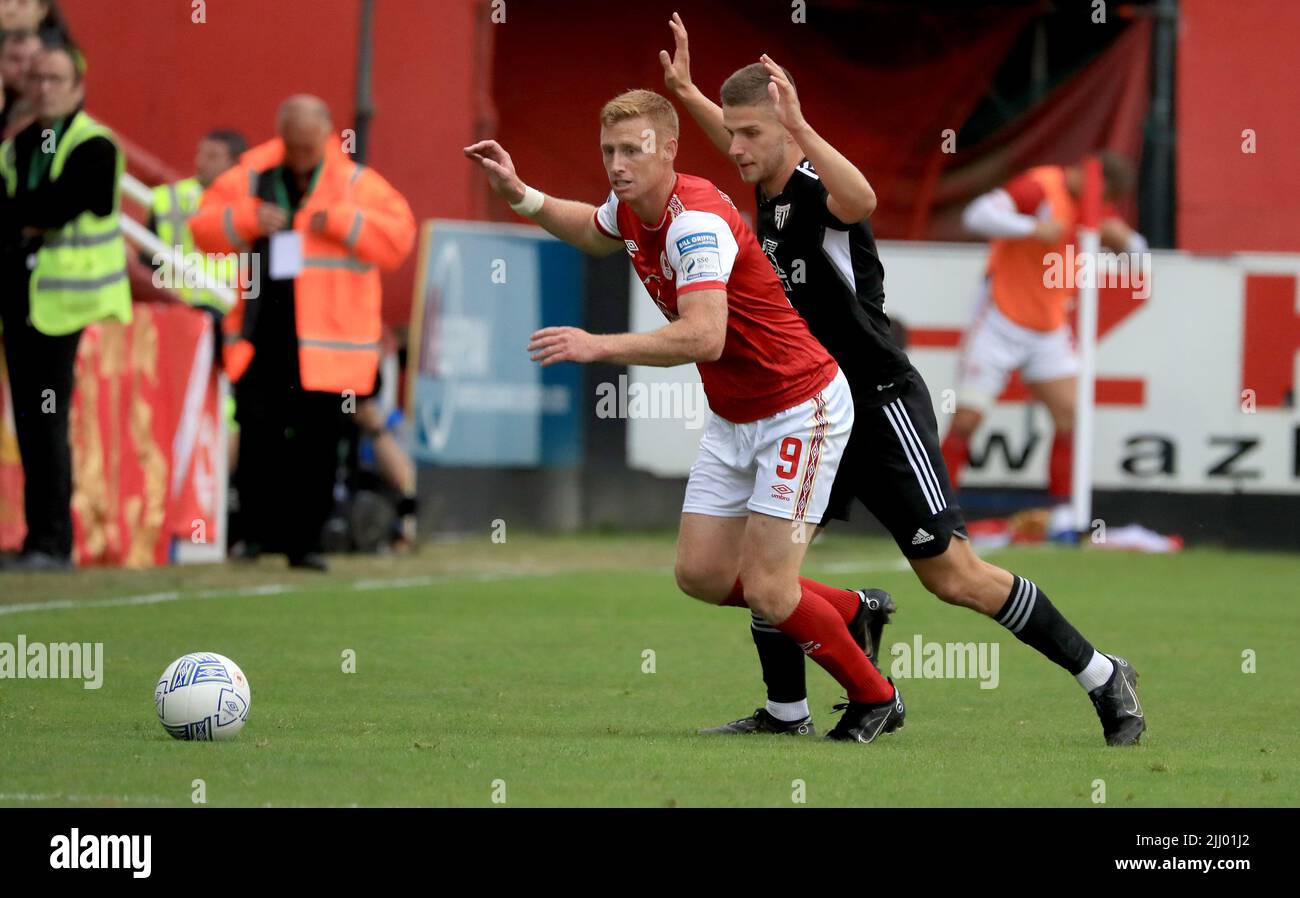 St Patrick's Athletic's Eoin Doyle and Mura's Amar Beganovic battle for the ball during the UEFA Europa Conference League second qualifying round first leg match at Richmond Park, Dublin. Picture date: Thursday July 21, 2022. Stock Photo