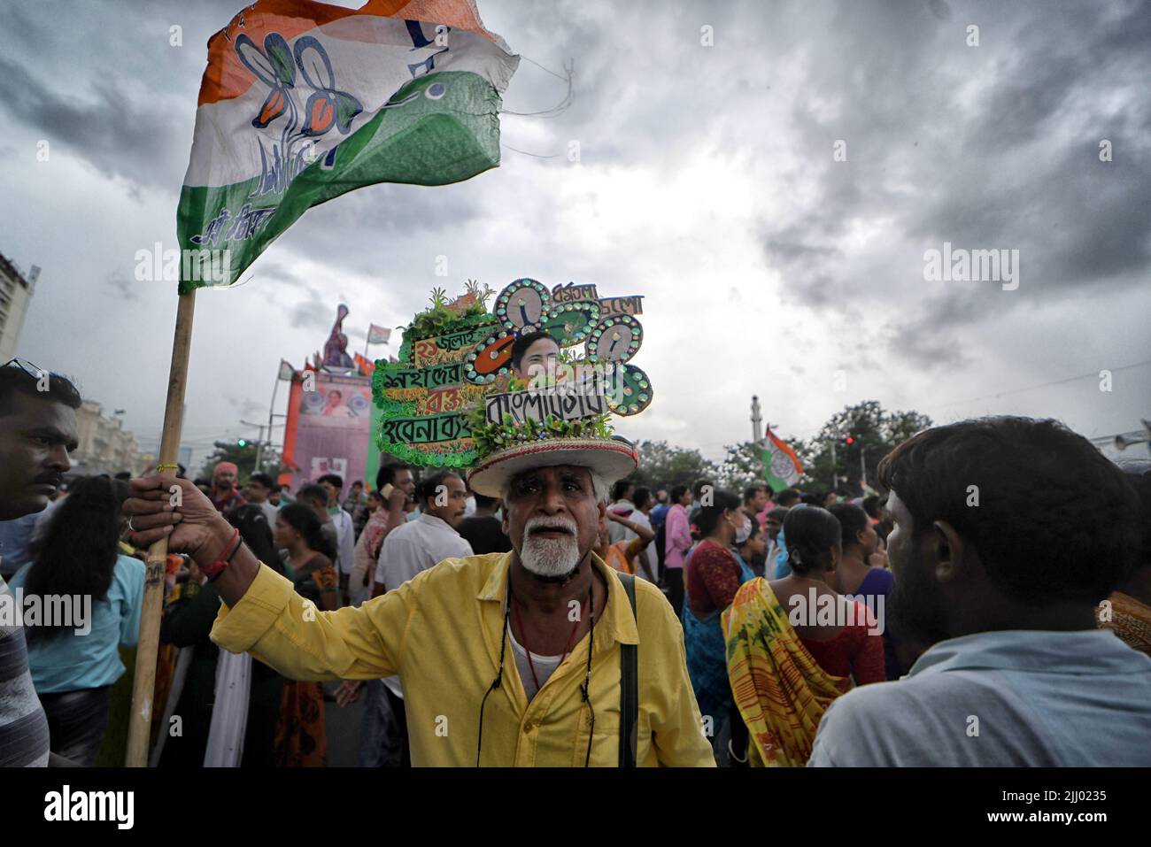 Kolkata, India. 21st July, 2022. A participant with a flag and decoration on his hat at Dharmatala during the Rally. The 21st July Martyr's Day Rally is an annual mass rally organised by the All India Trinamool Congress to commemorate the 1993 Kolkata firing where 13 Congress workers lost their lives to the Police of CPIM Government. Credit: SOPA Images Limited/Alamy Live News Stock Photo