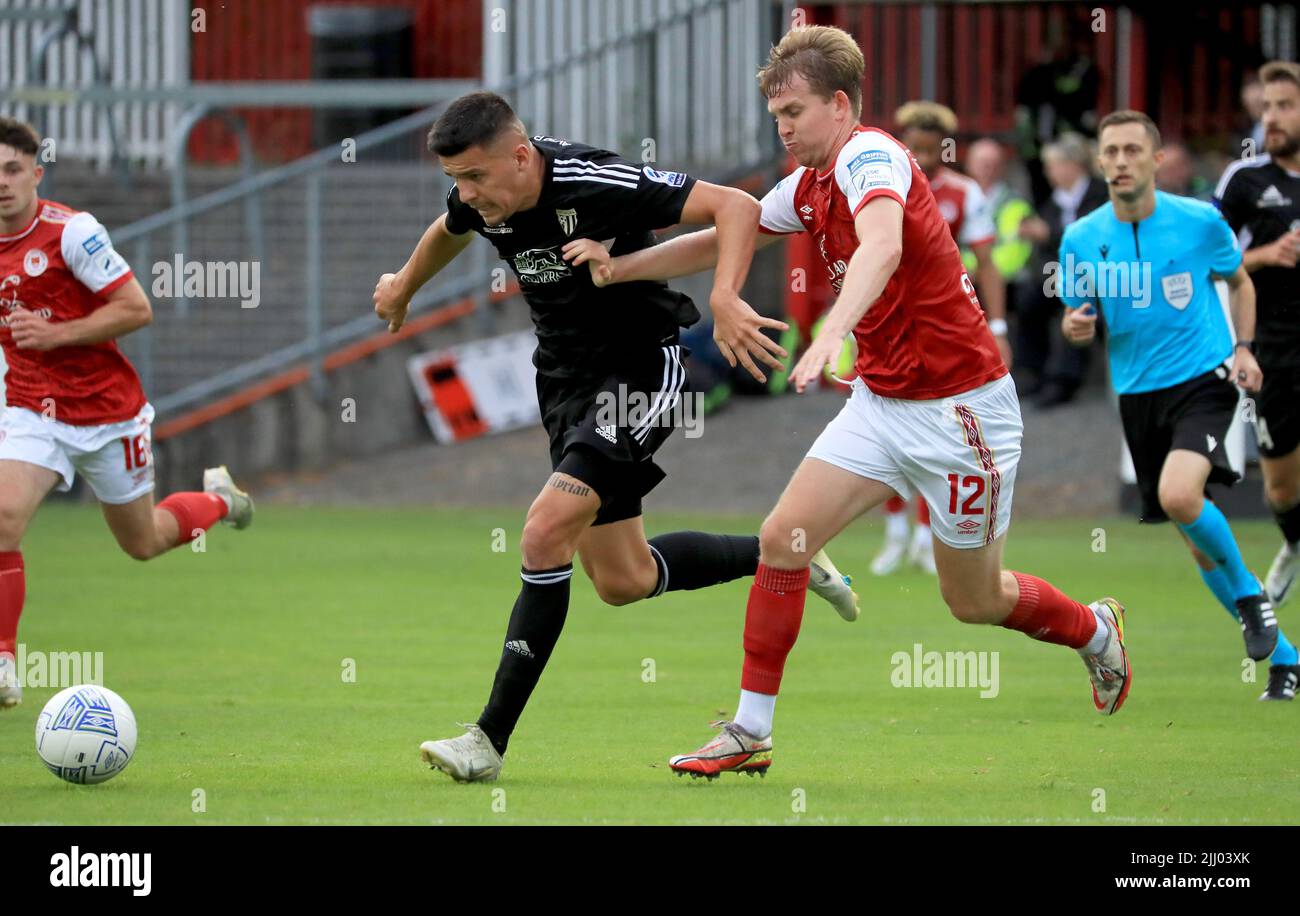 St Patrick's Athletic's Harry Brockbank (right) and Mura's Mirlind Daku battle for the ball during the UEFA Europa Conference League second qualifying round first leg match at Richmond Park, Dublin. Picture date: Thursday July 21, 2022. Stock Photo