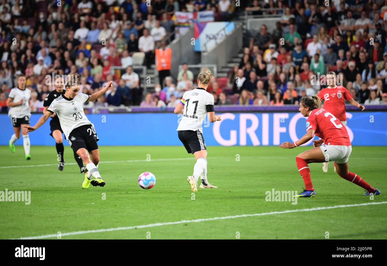 London, UK. 21st July, 2022. Soccer, women: European Championship 2022, Germany - Austria, final round, quarterfinal at Brentford Community Stadium in London: Germany's Lina Magull (l)pushes the ball past Germany's Alexandra Popp. Austria's Marina Georgieva cannot prevent the goal for 1:0. Credit: Sebastian Gollnow/dpa/Alamy Live News Stock Photo