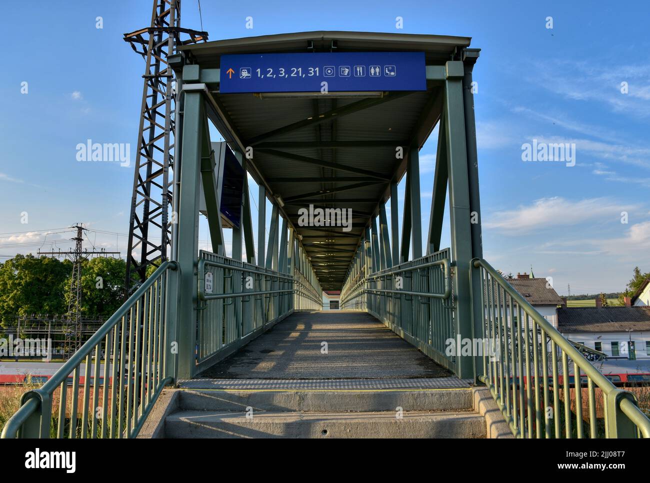 Siegmundsherberg, Bahnüberführung, Eisenbahnüberführung, Bahnhof,  Überführung, Fußgänger, Fachwerk, Fachwerk-Konstruktion, Konstruktion, Eisen, histo Stock Photo