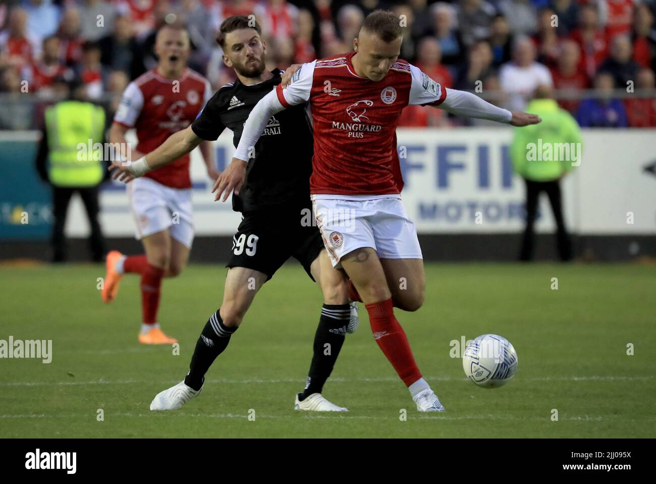 St Patrick's Athletic's Jamie Lennon and Mura's Dardan Shabanhaxhaj battle for the ball during the UEFA Europa Conference League second qualifying round first leg match at Richmond Park, Dublin. Picture date: Thursday July 21, 2022. Stock Photo