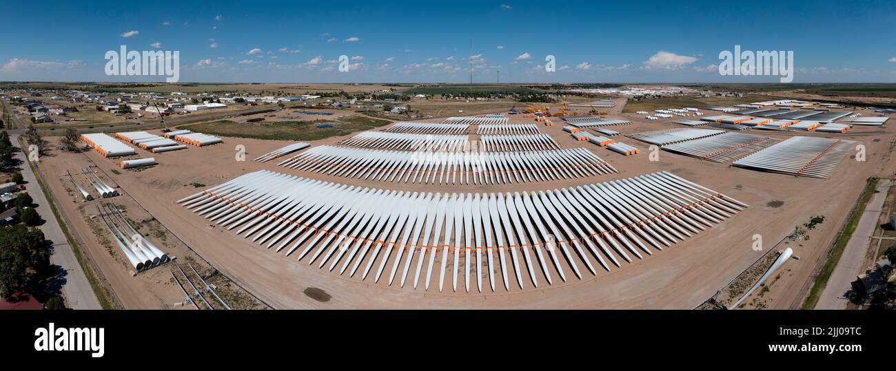 Garden City, Kansas - Wind turbine blades and other turbine parts are stored at the Wind Power Component Distribution Center operated by Transportatio Stock Photo