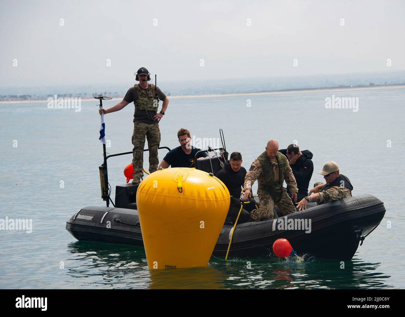 San Diego, United States. 20 July, 2022. German and U.S. Navy divers performing a Mine Exploitation Exercise at Rim of the Pacific exercises, July 20, 2022 in San Diego, California. Credit: MC3 Larissa Dougherty/U.S. Navy/Alamy Live News Stock Photo