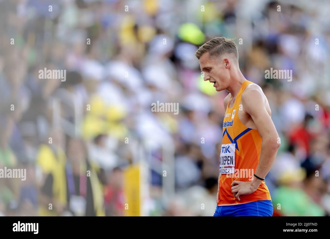 2022-07-22 04:02:54 EUGENE - Tony van Diepen in action during the semifinal of the 800 meters on the seventh day of the World Athletics Championships at the Hayward Field stadium. ANP ROBIN VAN LONKHUIJSEN netherlands out - belgium out Stock Photo