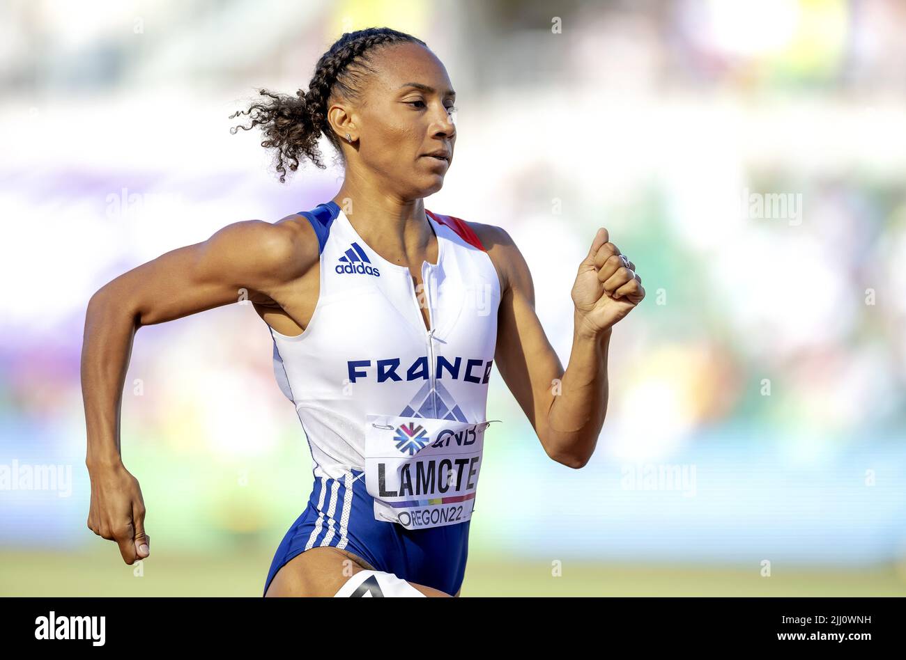 2022-07-22 02:35:46 EUGENE - Renelle Lamote (FRA) in action during the 800m series on the seventh day of the World Athletics Championships at Hayward Field stadium. ANP ROBIN VAN LONKHUIJSEN netherlands out - belgium out Stock Photo