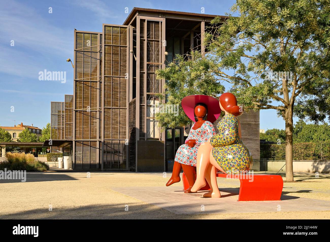 Les deux femmes (the two ladies), a sculpture by Franck Ayroles adorning  the Place de la Brèche in Niort, France Stock Photo - Alamy