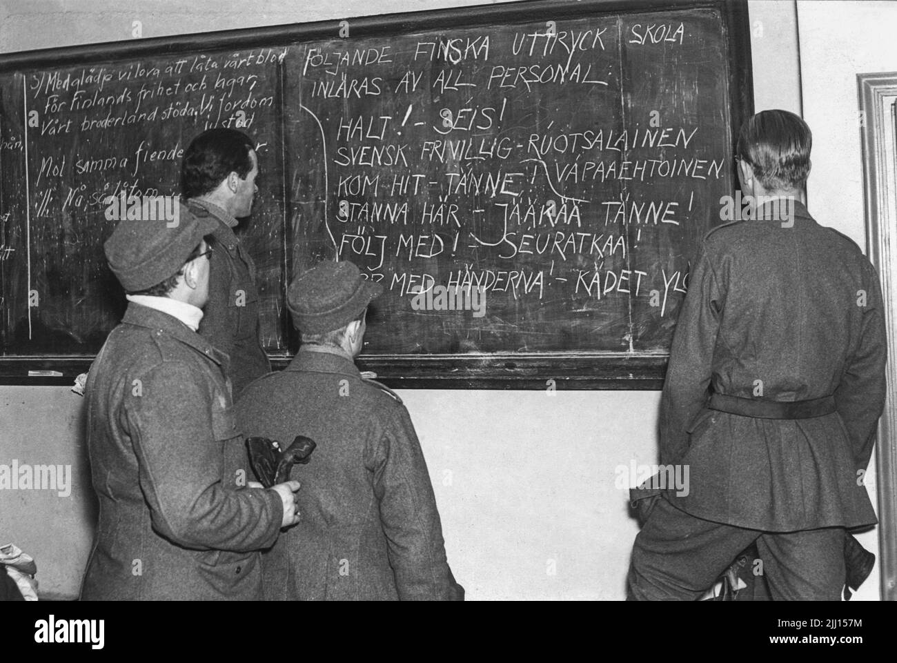 Svenska frivilliga soldater studerar vid ankomsten till norra fronten den 20 januari 1940, några nödvändiga finska fraser att kunna. Som Ruotsalainen Stock Photo