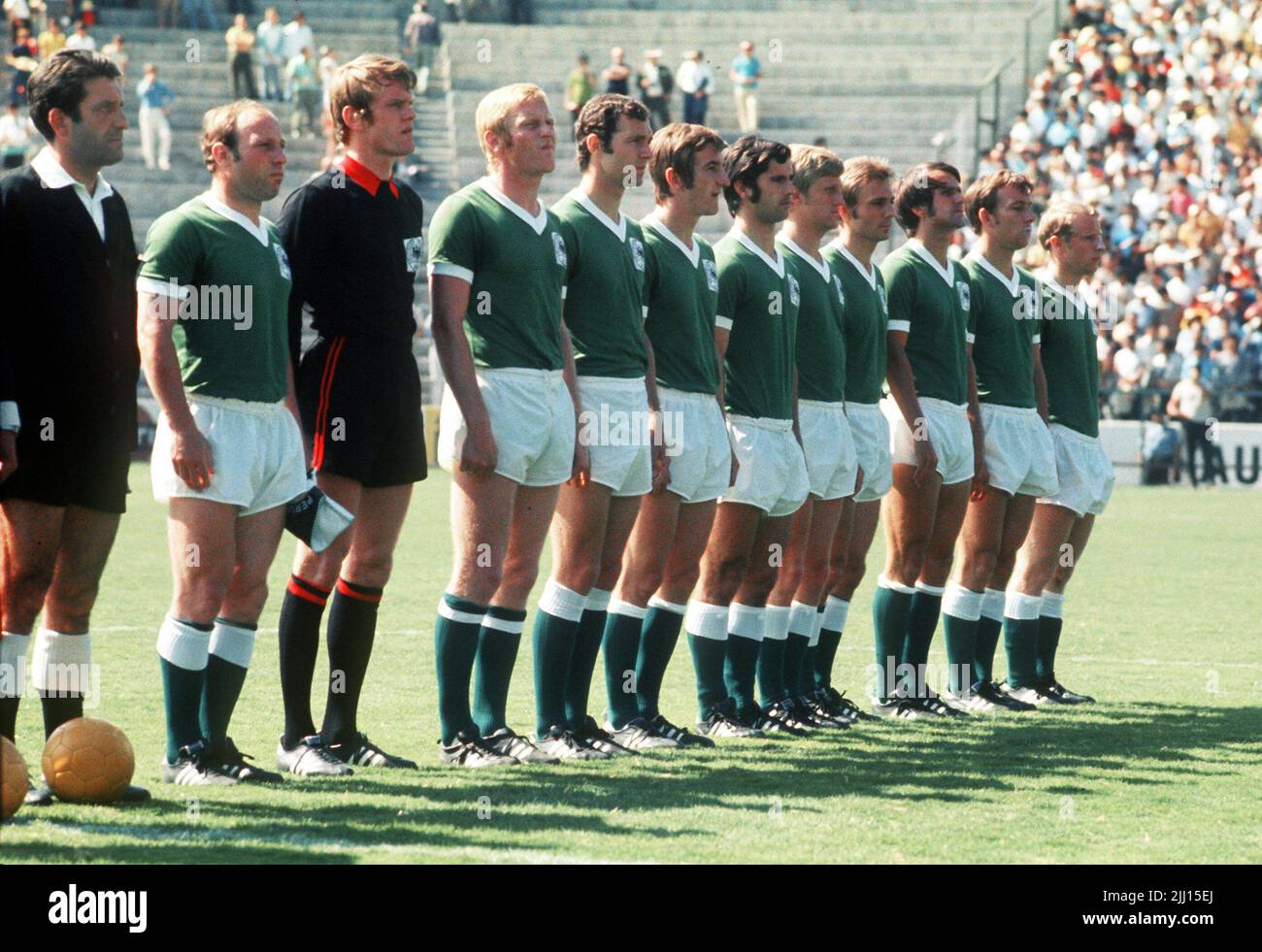 FILED - 10 June 1970, Mexico, Leon: The German national soccer team lines up for the anthems (2nd from left to right) at Guanajuato Stadium before their group match at the World Cup in Mexico against Peru (3:1): Uwe Seeler, Sepp Maier, Karl-Heinz Schnellinger, Franz Beckenbauer, Hannes Löhr, Gerd Müller, Klaus Fichtel, Reinhard Libuda, Wolfgang Overath, Horst-Dieter Höttges, Berti Vogts. Seeler died on Thursday (21.07.2022) at the age of 85, as confirmed by his former club Hamburger SV, citing Seeler's family. Photo: Lothar Heidtmann/dpa Stock Photo