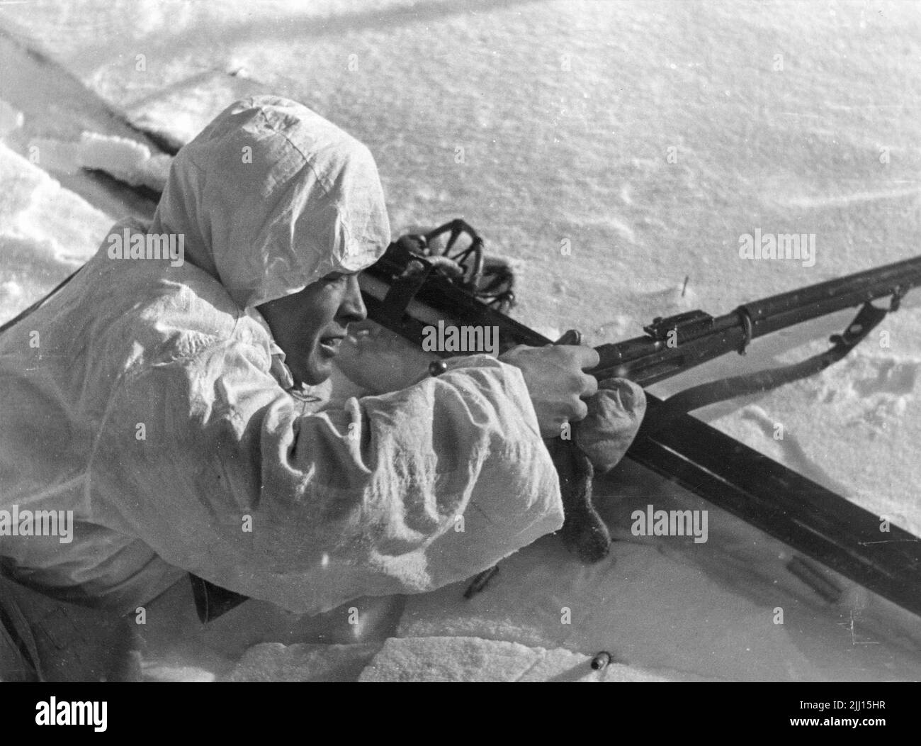 Finsk infanterist laddar geväret på Nordfronten januari 1940 under vinterkriget. Sovjets anfall mot Finland inleddes 30 november 1939 och fredsavtal s Stock Photo