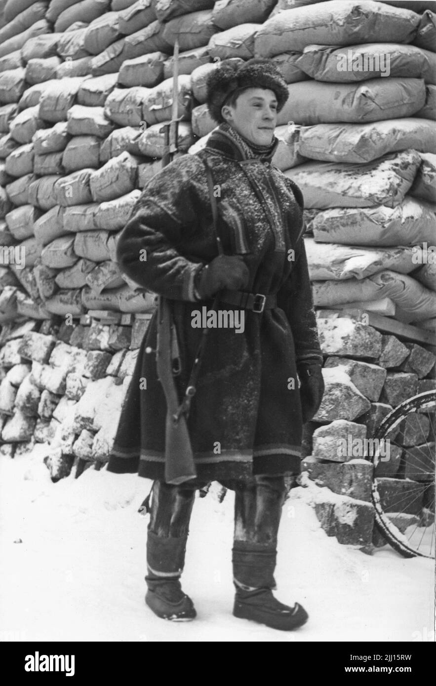 Finsk och samisk soldat på vakt den 20 januari 1940, under vinterkriget. Sovjets anfall mot Finland inleddes 30 november 1939 och fredsavtal slöts den Stock Photo