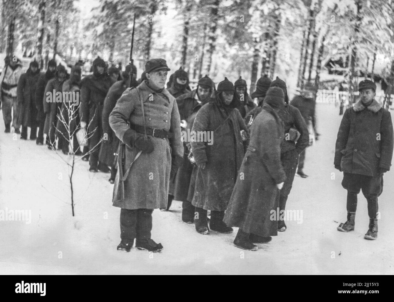 Sovjetiska krigsfångar på väg till fångläger den 21 januari 1949, sedan den sovjetiska 44e divisionen besegrats av finska styrkor i Suomussalmi i norr Stock Photo