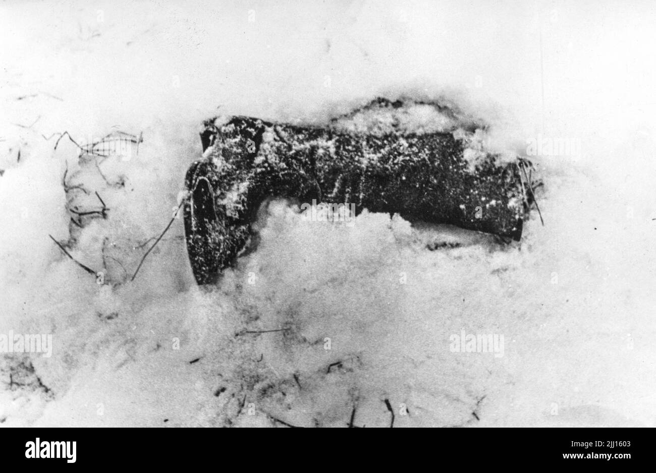 Endast stöveln syns av översnöad sovjetisk soldat, dödad i slaget vid Suomussalmi den 16 januari 1940, under vinterkriget i Finland. Sovjets anfall mo Stock Photo