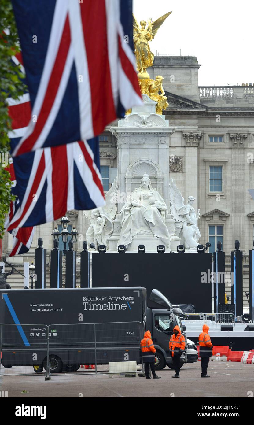 London, England, UK. Broadcast van and stage being set up in front of Buckingham Palace for the Queen's Platinum Jubilee celebrations, 30th May 2022 Stock Photo