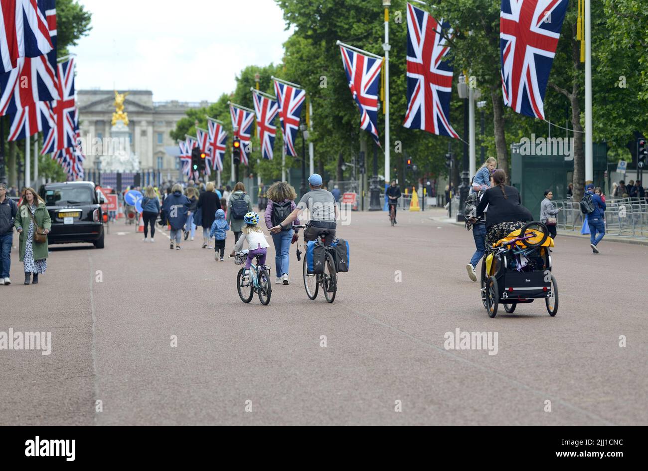 London, England, UK. People in The Mall while it is closed to traffic before the Queen's Platinum Jubilee celebrations, 30th May 2022 Stock Photo