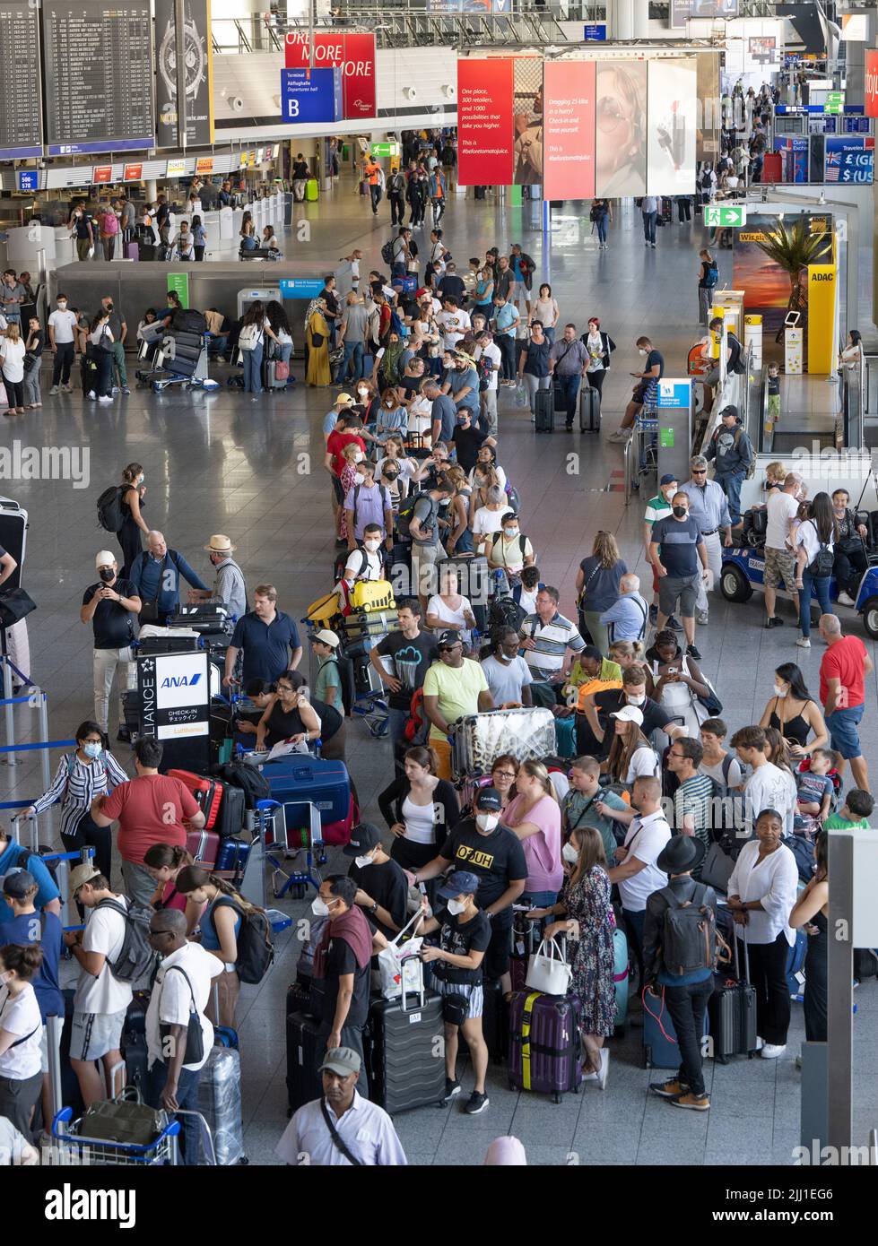 22 July 2022, Hessen, Frankfurt/Main: Thousands of passengers are waiting to check in at the airport's check-in counters. In view of the start of the vacations in several German states, airport operator Fraport is expecting a record rush. Around 200,000 passengers per day are expected on each of the weekends from July 22 to 24, 2022. Photo: Boris Roessler/dpa Stock Photo