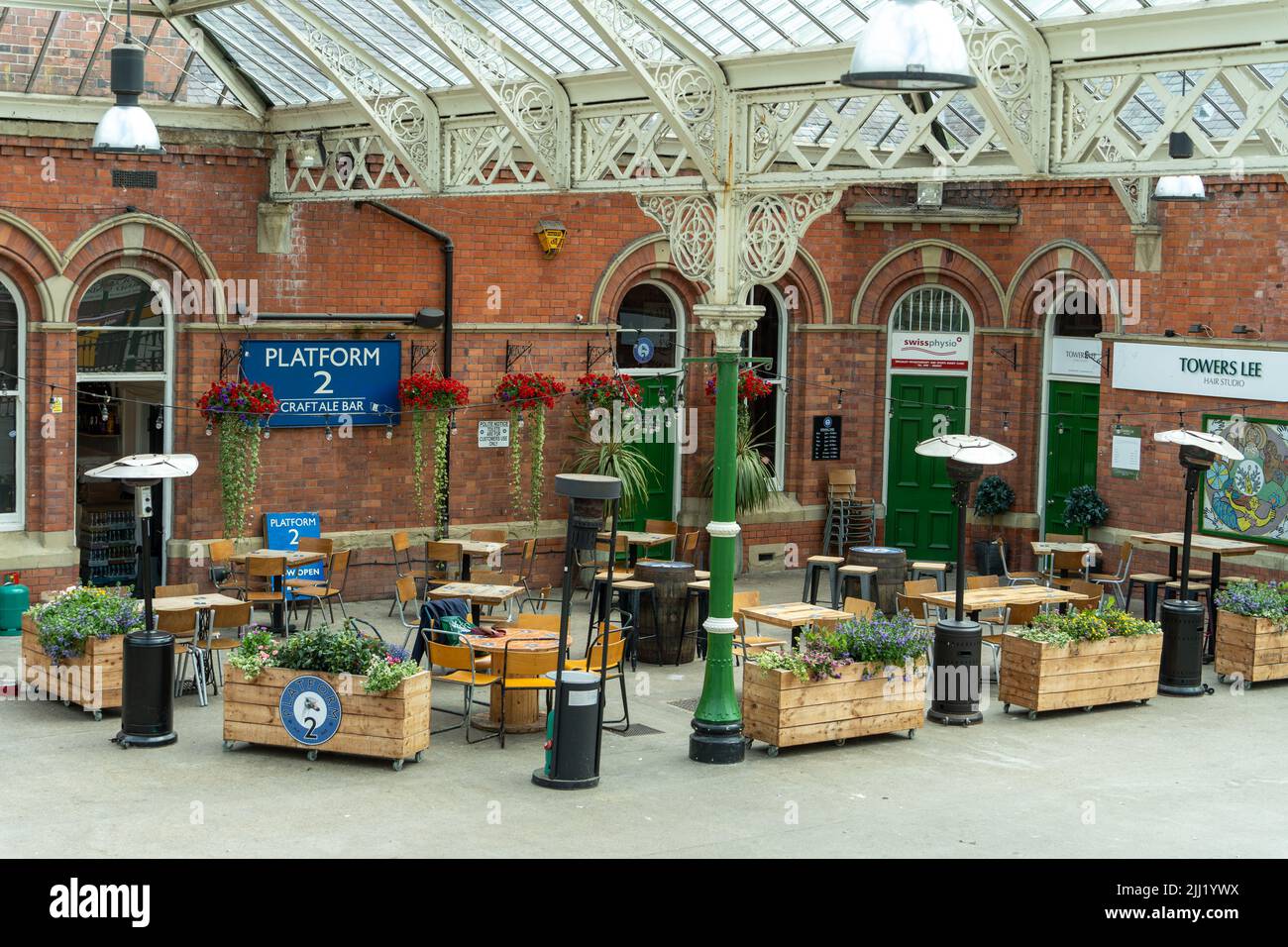 Platform 2 craft ale bar at Tynemouth Metro Station, in Tynemouth, North Tyneside, UK. Stock Photo