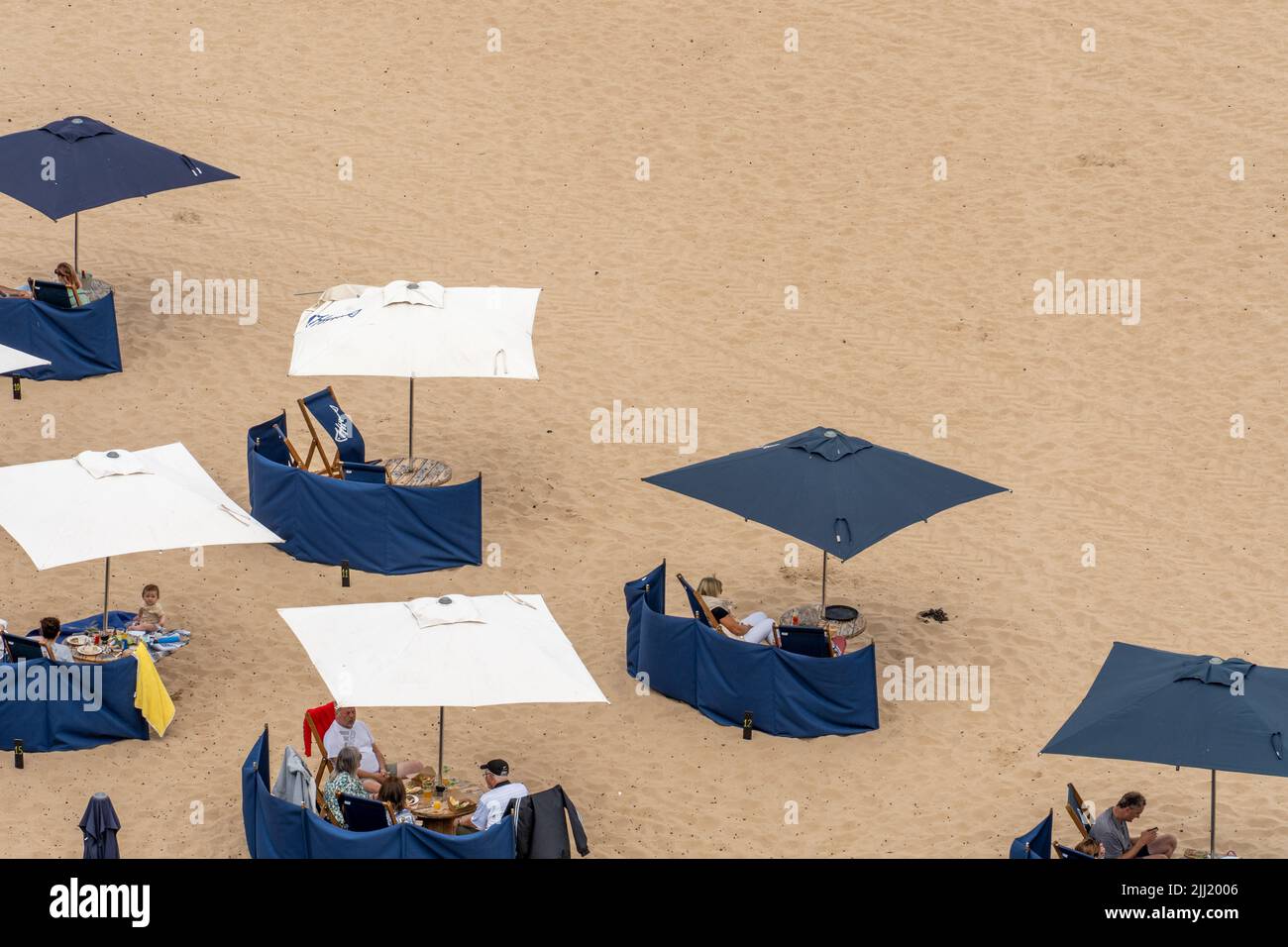 Blue and white seating areas on the beach, at Riley's Fish Shack on King Edwards's Bay, Tynemouth, UK. Stock Photo