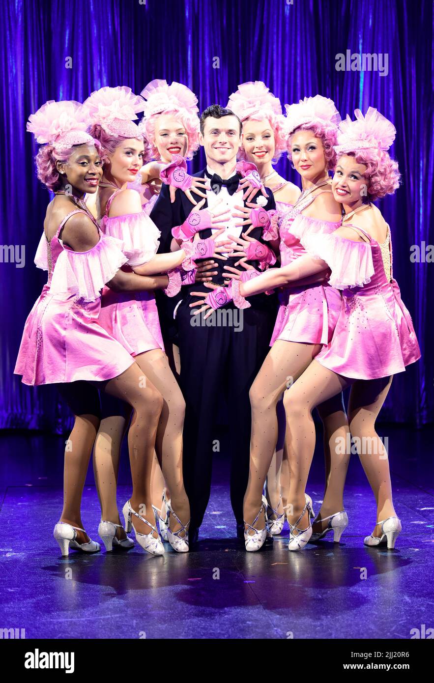 Charlie Stemp (Bobby Child) and ensemble cast in a scene from Crazy For You, music & lyrics by George & Ira Gershwin, Chichester Festival Theatre Stock Photo