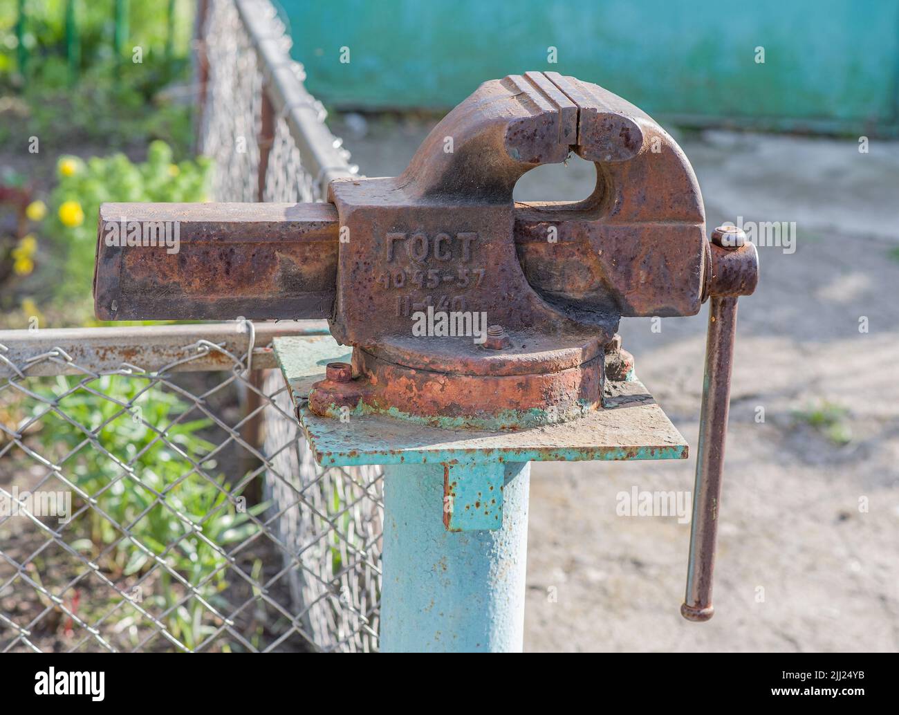 ANTES DE CRISTO. Floración dentro de poco Old vise covered with corrosion. Vices were made during the times and  according to the standards of the USSR Stock Photo - Alamy