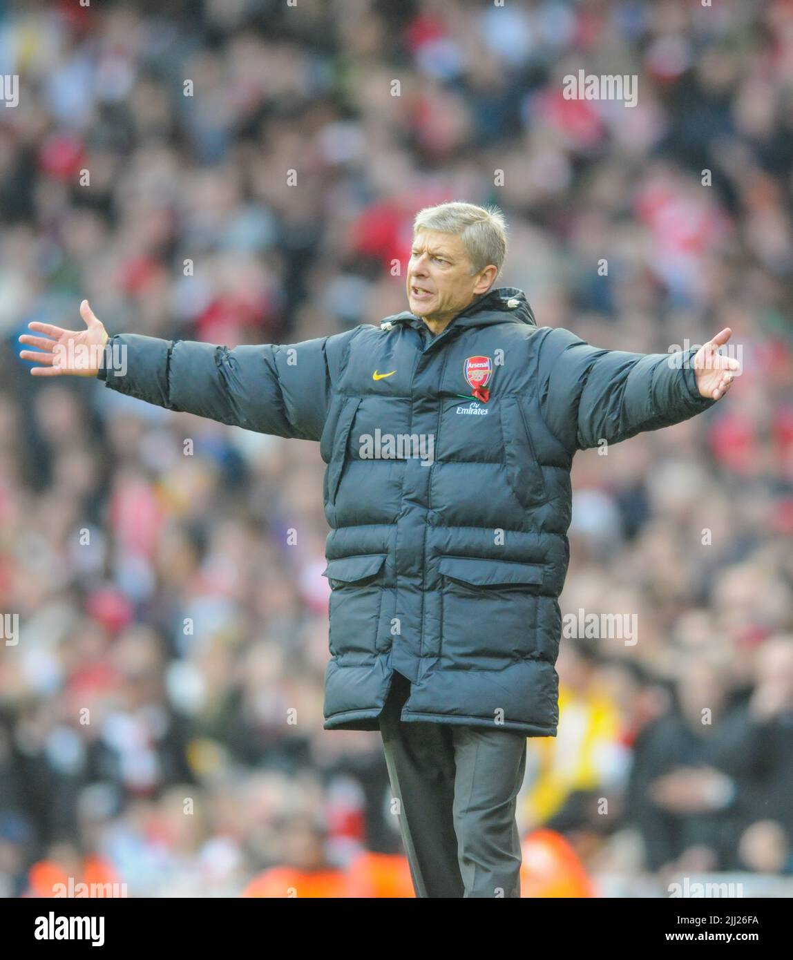 Arsenal soccer manager arsene wenger hi-res stock photography and ...