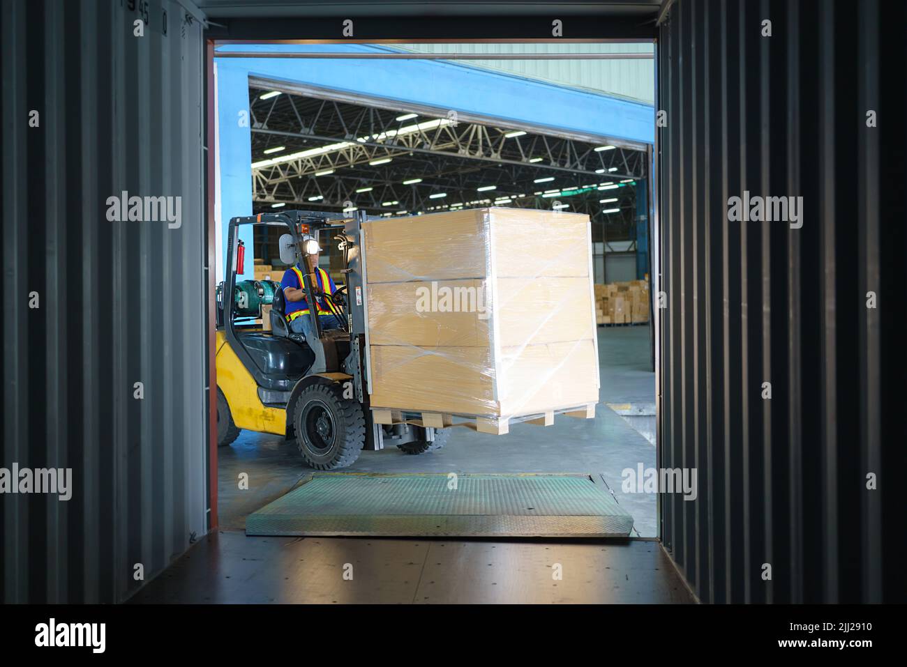 Forklift are loading into cargo containers at warehouses, ports, freight forwarding, cargo supply chains, cargo transportation, warehouse industry, lo Stock Photo
