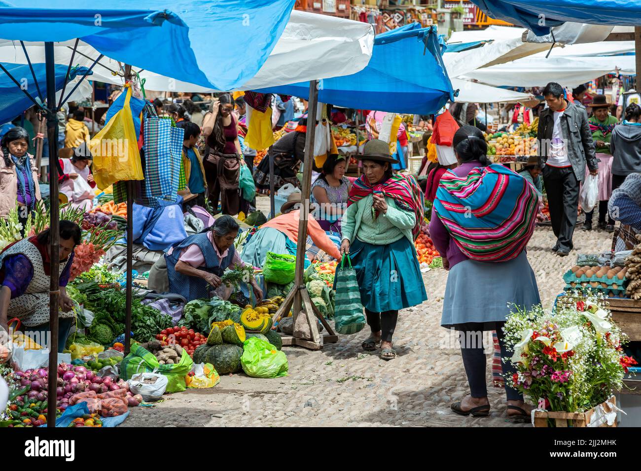 Quechua women and produce stalls, Pisac Sunday Market, Cusco, Peru Stock Photo