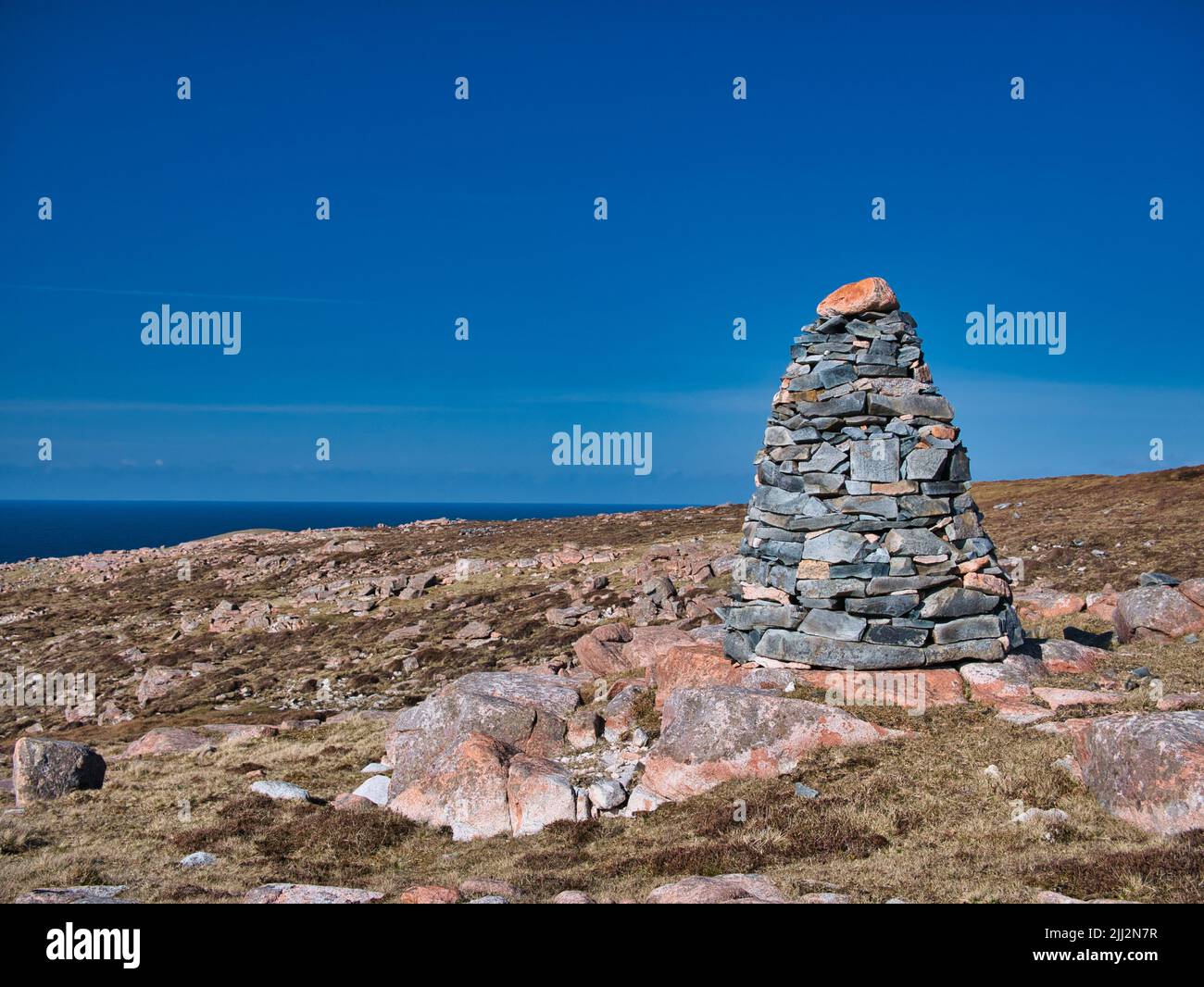 A cairn and pink granite near the neolithic axe factory in the Beorgs of Uyea, Northmavine, Shetland, UK. Igneous bedrock of pink Ronas Hill Granite Stock Photo